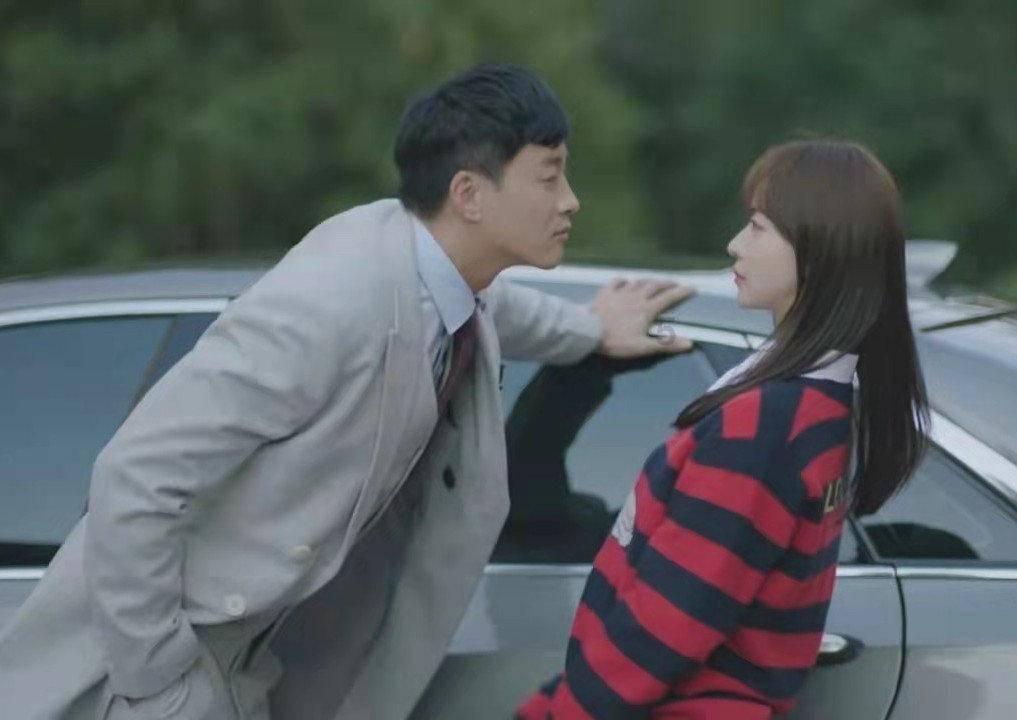 沙滩游玩的女孩们